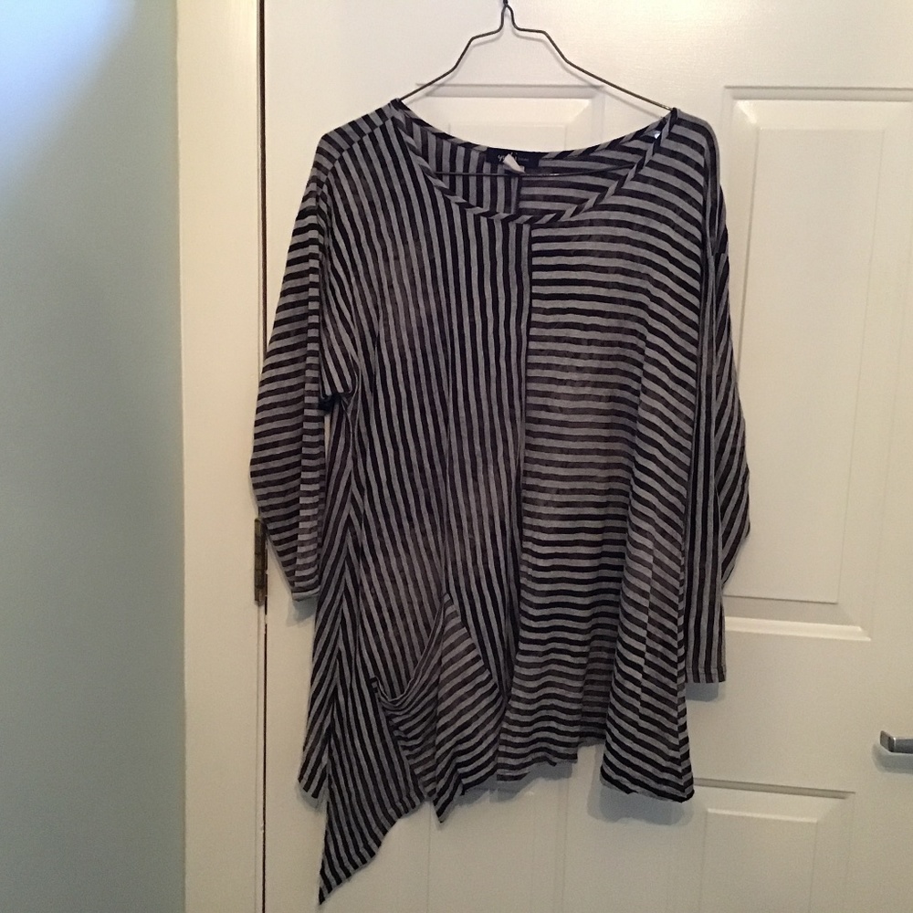 Fun black and grey tunic top with pocket